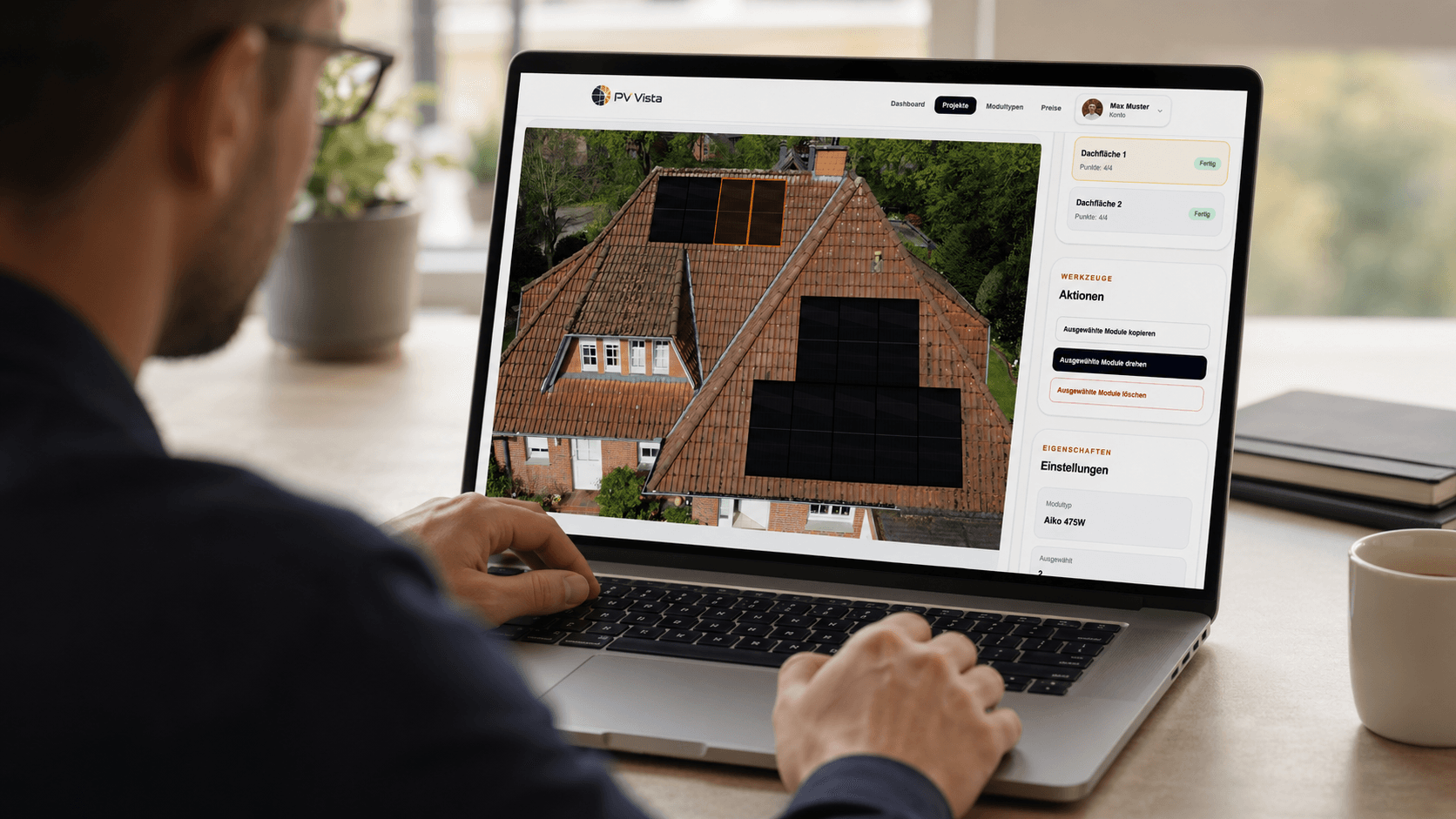 PV Vista Editor auf einem Laptop bei der Planung einer Photovoltaik-Dachfläche